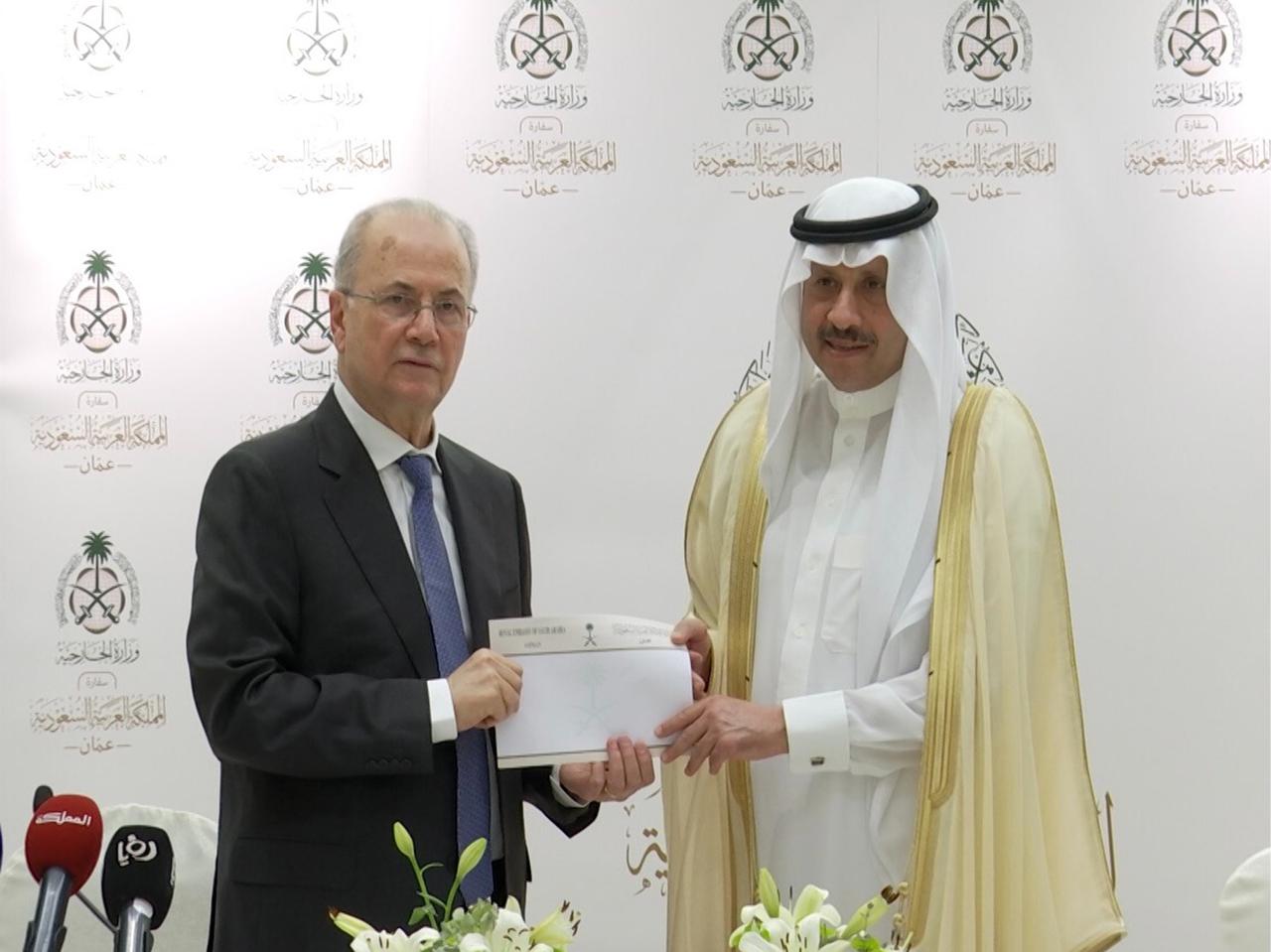 رئيس الوزراء محمد مصطفى خلال لقائه السفير السديري حيث تسلم الدفعة الشهرية الأولى لدولة فلسطين